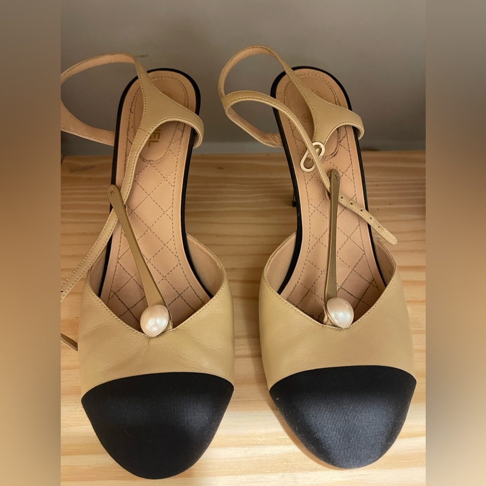 Elegant Beige and Black Women's Heels
With Pearl detail
Excellent Condition